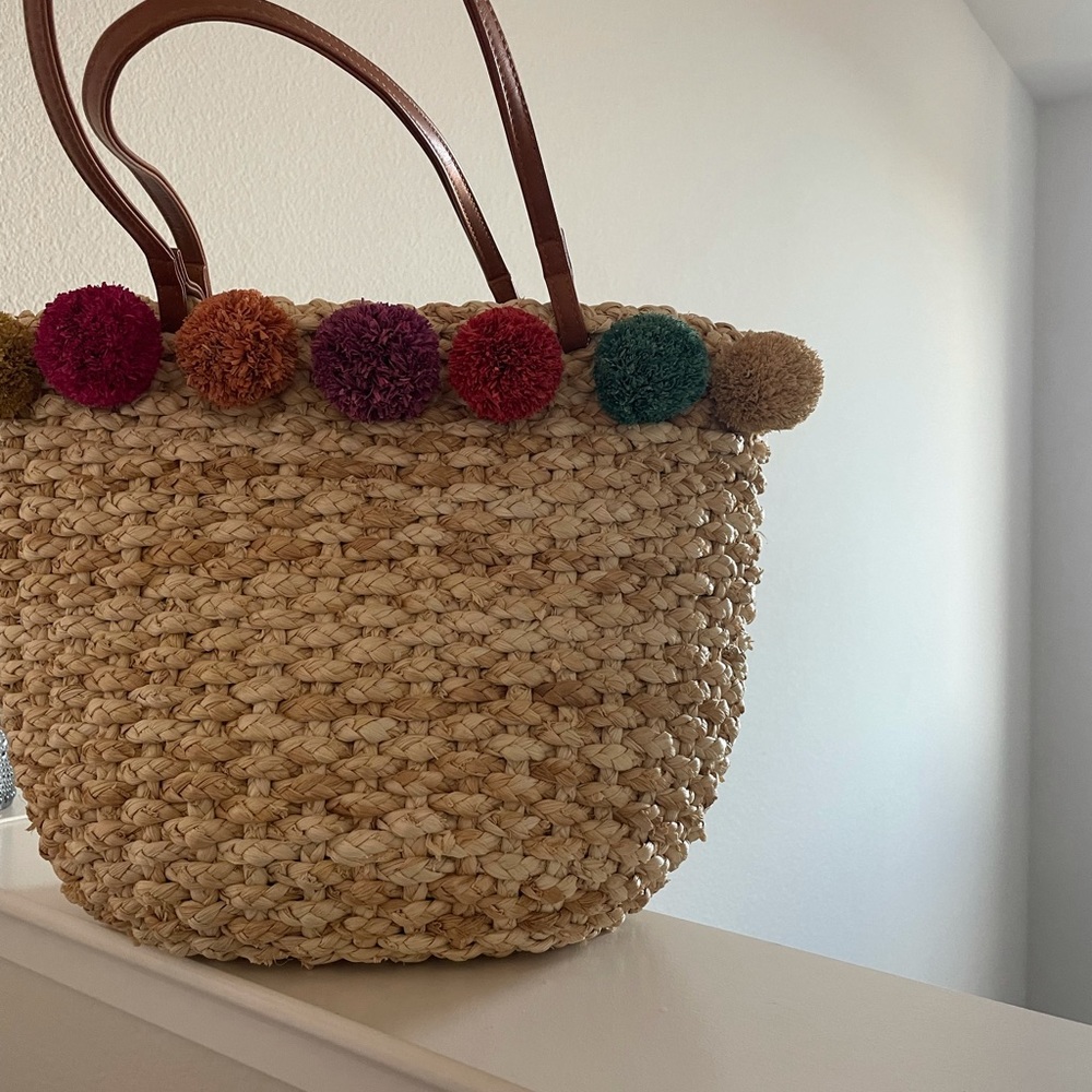 New Francesca’s Cute Pom Pom bag
